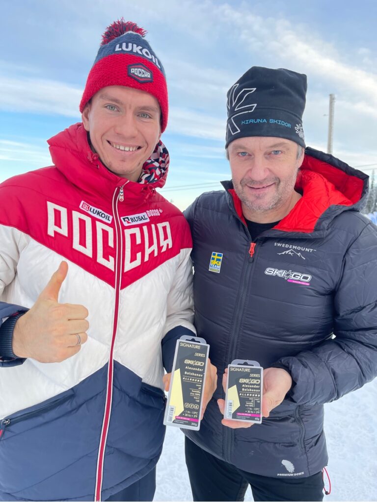 Alexandr Bolshunov ja Christer Majbäck esittelevät Bolshunovin nimeä kantavia voiteita.