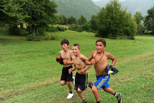 De yngste guttene passerer skistadion. Arrang&oslash;rfoto.