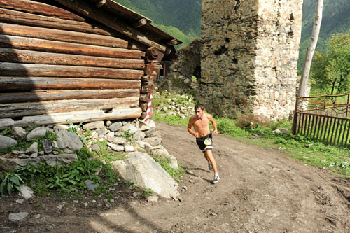 Vinneren Aleksandre Pangani p&aring; vei gjennom bygda Nasjtkol. Arrang&oslash;rfoto.