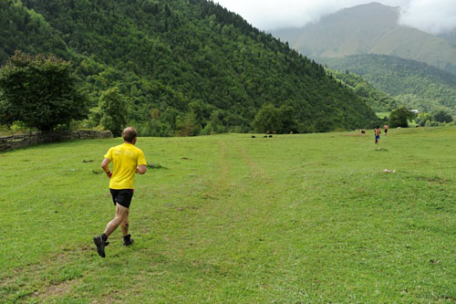 Svenske Jonas Leissner har tetgruppen i sikte i de sugende, myrlendte bakkene oppover mot Tsjokhuld. Arrang&oslash;rfoto.