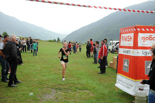 Vinneren av kvinneklassen Mari Vezdeni g&aring;r i m&aring;l. Arrang&oslash;rfoto.