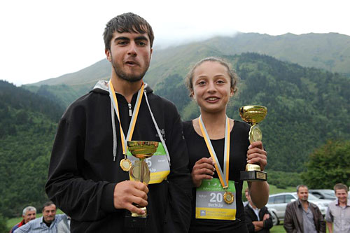 Vinnere i det f&oslash;rste BechUp motbakkel&oslash;pet Aleksandre Pangani og Mari Vezdeni. Arrang&oslash;rfoto.