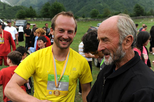 Svenske Jonas Leissner vant seniorklassen og ble tredjemann totalt, her i prat med en tidligere svansk storl&oslash;per Pridon Gabuldani. Arrang&oslash;rfoto.