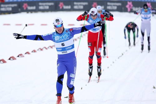 Eirik Brandsdal g&aring;r inn for landing og NM-gull under sprinten p&aring; Voss. Foto: Geir Nilsen/Langrenn.com.