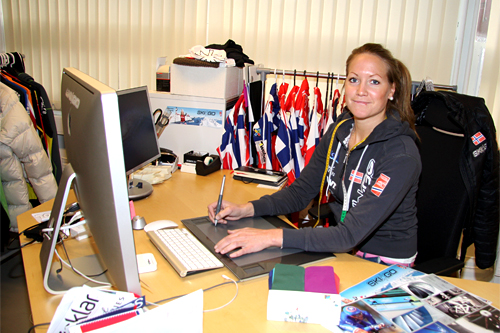 Hilde Hoff viser her Langrenn.com hvordan hun jobber n&aring;r hun utvikler nye produkter for Skigo. Foto: Geir Nilsen/Langrenn.com.