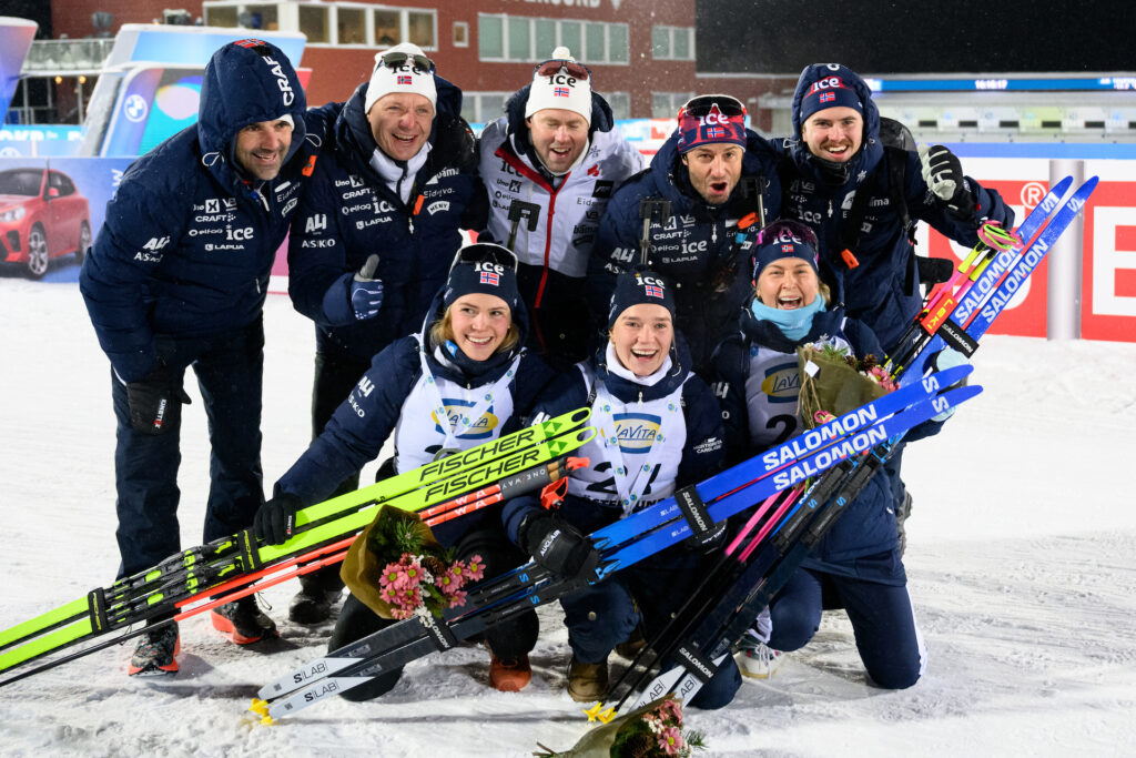 Karoline Offigstad Knotten, Juni Arnekleiv og Ingrid Landmark Tandrevold sammen med trenere og støtteapparat etter sprinten under verdenscupen i Östersund.  