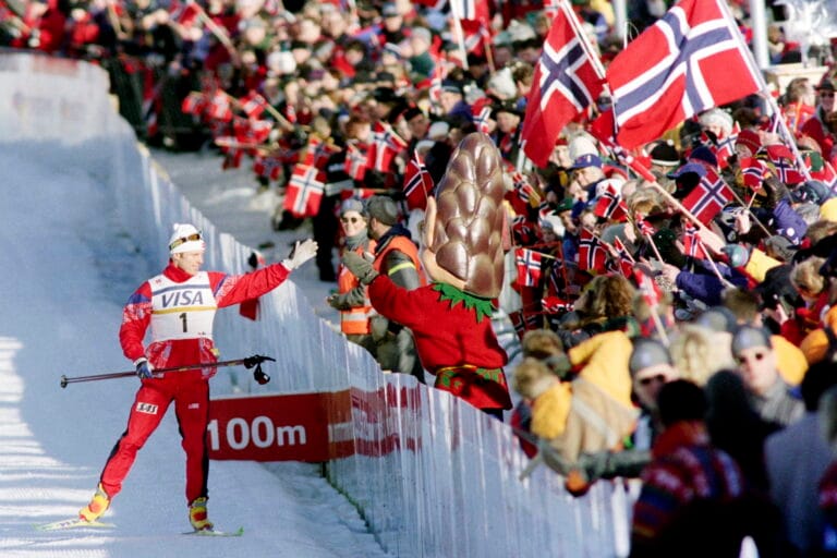 970225 Skidor, VM, 15 km, jaktstart: Björn Dählie, Norge jublar med en norska publiken efter segern. Foto: BILDBYRÅN / 20395 1997 world championship