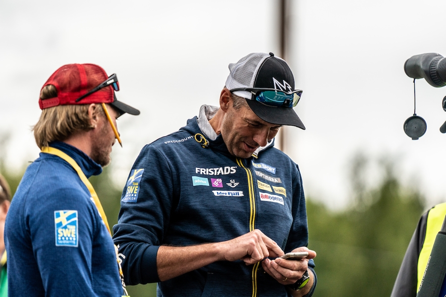 Skyttetränarna Johan Hagström och Jean-Marc Chabloz ser kluriga ut inför OS-vintern. FOTO: Niclas Olausson.
