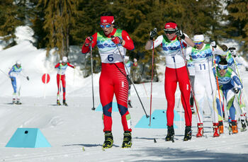 MARIT BJ&Ouml;RGEN i t&auml;ten tidigt i loppet, Anna Haag vaksamt bakom. M&aring;nga fick sl&auml;ppa tidigt i den mjuka sn&ouml;n.