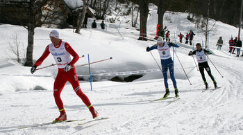THOMAS NORTHUG i t&auml;ten i finalen i H19-20 f&ouml;re Fredrik Jonsson och Gustav Eriksson. Foto: MOA MOLANDER KRISTIANSEN