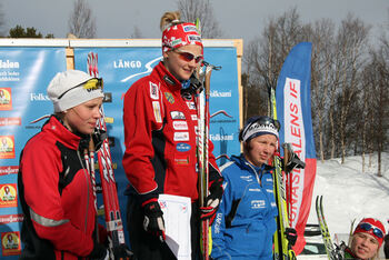 DUBBELT DALARNA i D17-18 med Stina Nilsson, Malung f&ouml;re Julia Svan, Vansbro. Trea var Evelina Settlin, Hudiksvall. Foto: MOA MOLANDER KRISTIANSEN