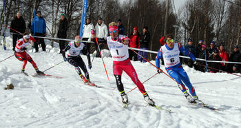 ROBIN BRYNTESSON i t&auml;ten f&ouml;r herrfinalen h&aring;rt pressad av Adam Johansson, Teodor Peterson och Joeri Kindschi. Foto: MOA MOLANDER KRISTIANSEN