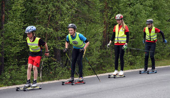 TUFFA RULLSKIDSPASS f&ouml;r eleverna p&aring; Lycksele sommarskidskola. Foto: CATHRINE ENGMAN