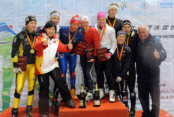 OS-M&Auml;STARINNAN Ye Qiaobo (t v) och Nordicways G&aring;vert W&aring;&aring;g tillsammans med pristagarna i Qiaobo Ice and Snow World.