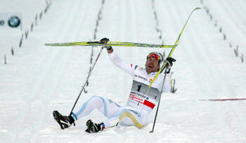 EMIL J&Ouml;NSSON l&aring;g p&aring; backen och jublade n&auml;r han fick reda p&aring; att han vunnit efter fotofinishen mot Kershaw. Foto: MOA MOLANDER KRISTIANSEN