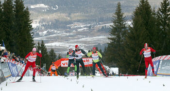 POPULÄRA DELTAGARE uppför Alpe Cermis. Fr v: Katerina Neumannova, Torgny Mogren, Jürg Capol och Vegard Ulvang. Foto: KJELL-ERIK KRISTIANSEN POPULÄRA DELTAGARE uppför Alpe Cermis. Fr v: Katerina Neumannova, Torgny Mogren, Jürg Capol och Vegard Ulvang. Foto: KJELL-ERIK KRISTIANSEN