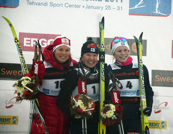 I GOTT S&Auml;LLSKAP! Jennie &Ouml;berg (t h) p&aring; pallen med tv&aring;an Britt Ingunn Nydal (t v) och segrarinnan Kerttu Niskanen. Foto: MOA MOLANDER KRISTIANSEN