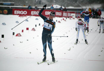 KERTTU NISKANEN vinner VM-guld i U23-sprinten. Bakom k&auml;mpar sig Jennie &Ouml;berg in till brons. Foto: MOA MOLANDER KRISTIANSEN