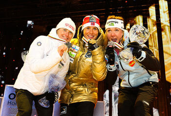 24.02.2011, Oslo, Norway (NOR): (l-r) Arianna Follis (ITA), Fischer, Swix, Salomon, Marit Bjoergen (NOR), Fischer, Swix, Rottefella and Petra Majdic (SLO), Fischer, One Way, Alpina, Rottefella - FIS nordic world ski championships, cross-country, individua