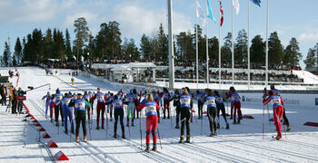 KLART F&Ouml;R START med tusentals &aring;sk&aring;dare i Holmenkollen. Foto: KJELL-ERIK KRISTIANSEN