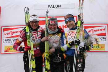 JUSTYNA KOWALCZYK (mitten) vann den totala v&auml;rldscupen f&ouml;re Petra Majdic (t v) och Aino-Kaisa Saarinen.