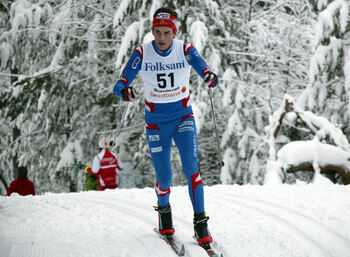 ERIK ERIKSSON h&ouml;ll undan f&ouml;r Bj&ouml;rn Lind och Hudiksvall p&aring; slutstr&auml;ckan. Foto: KJELL-ERIK KRISTIANSEN