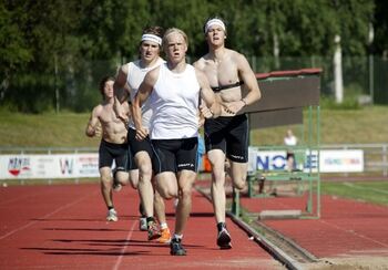 JENS I T&Auml;TEN. H&auml;r leder Jens Eriksson intervalltr&auml;ningen med landslaget i Torsby i juni f&ouml;re Teodor Peterson och Jesper Modin. Foto: KJELL-ERIK KRISTIANSEN