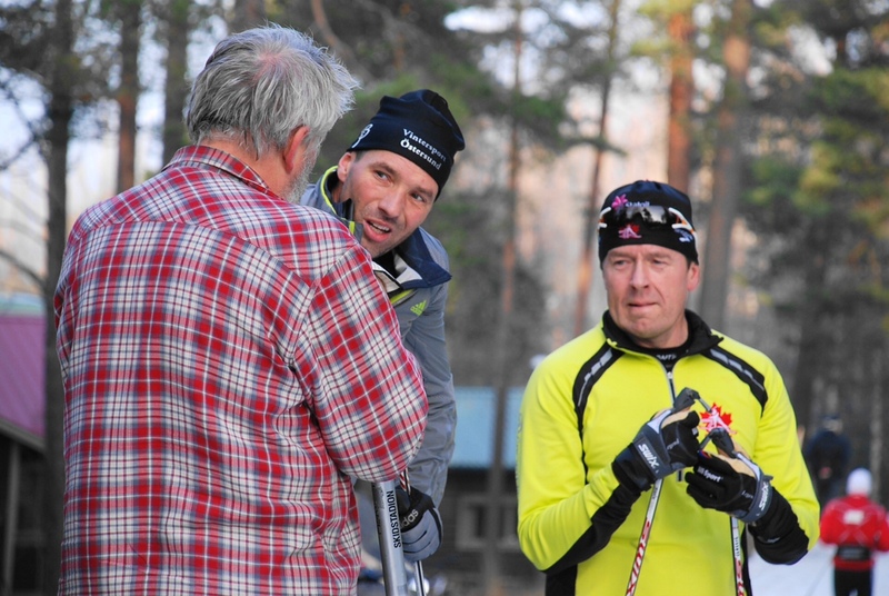 Vallaexperterna Jean Marc Chabloz och Micke Book diskuterar sp&aring;r med kommunens personal. Foto: Camp S&ouml;dergren
