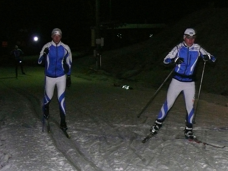 Estniska skid&aring;kare i ett m&ouml;rkt Muonio. Foto: Rajamaa