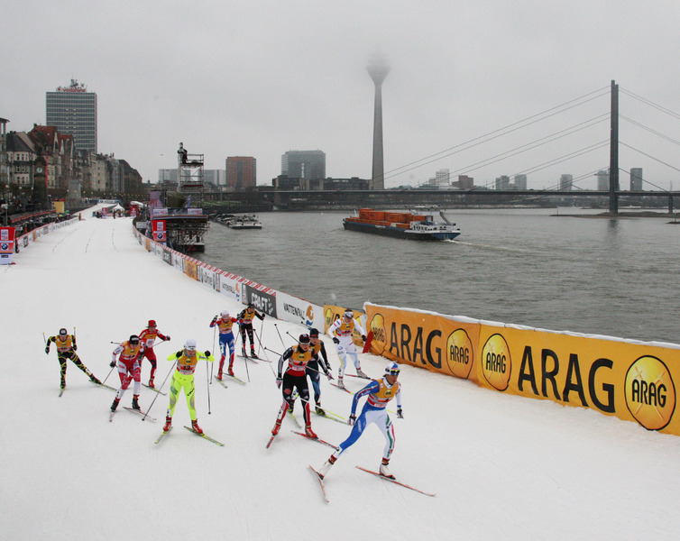 D&uuml;sseldorf. &Aring;kare med floden Rhen i bakgrunden. Foto: NordicFocus