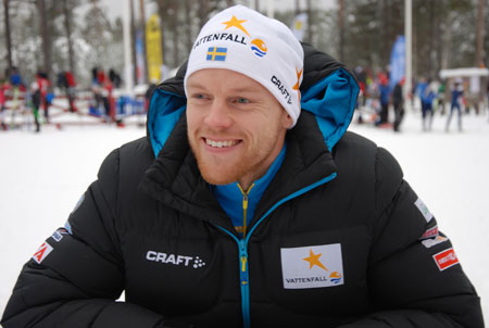 Anders Bystr&ouml;m s&aring;g glad ut n&auml;r juniorerna &aring;kte f&ouml;rbi. FOTO: Johan Trygg.
