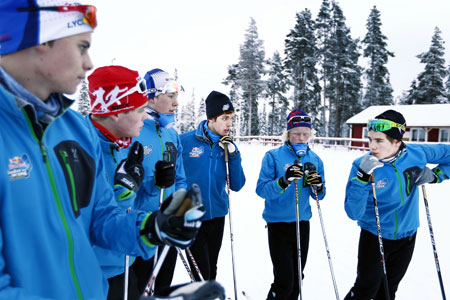 Marcus tar ett snack med alla grabbar. FOTO: Richard Ström/Red Bull. Marcus tar ett snack med alla grabbar. FOTO: Richard Ström/Red Bull.