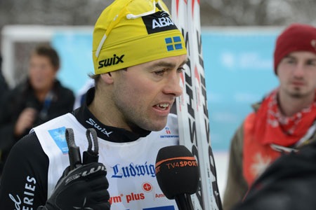 J&ouml;rgen Brink blir intervjuad efter loppet. FOTO: Rauschendorfer/NordicFocus. 