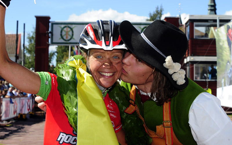 Pia Sundstedt f&aring;r segerpuss av kransmasen Johan &Ouml;hagen. Foto: Vasaloppet