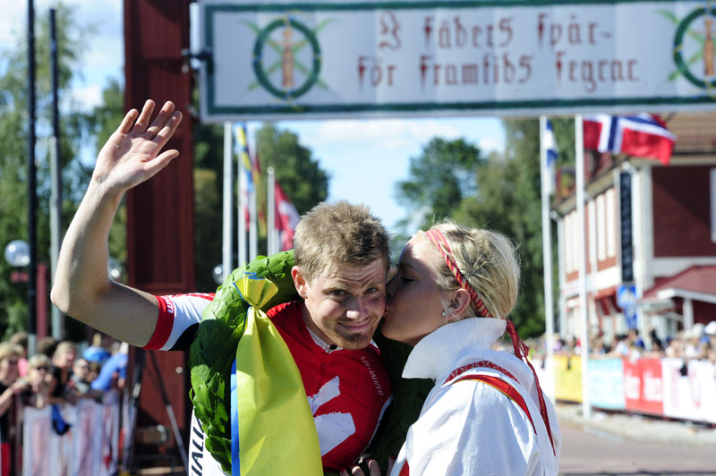 Jesper Dahlstr&ouml;m f&aring;r segerpuss av kranskullan Frida Dahl. Foto: Vasaloppet