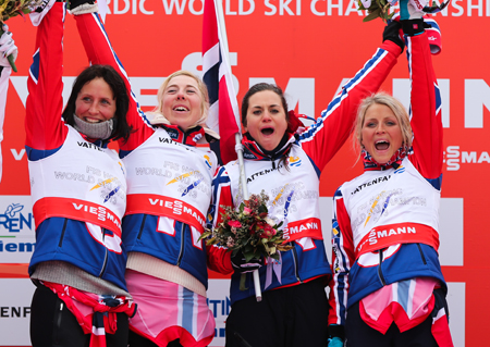 Norskt segerjubel p&aring; pallen. FOTO: Laiho/NordicFocus.