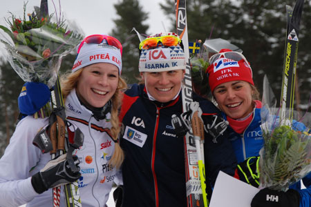 Glada tjejer p&aring; pallen. Jennie &Ouml;berg, Ida Ingemarsdotter och Anna Haag. FOTO: Johan Trygg.