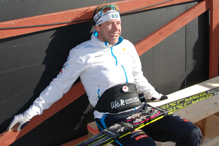 Emil J&ouml;nsson pustar ut i solen efter sin b&auml;sta s&auml;song. FOTO: Linus Trygg.