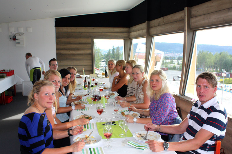 Damlandslaget med tr&auml;nare och mass&ouml;r dinerar i vinterstudion med utsikt &ouml;ver halva J&auml;mtland. Foto: Johan Hagstr&ouml;m/Skidskyttelandslaget