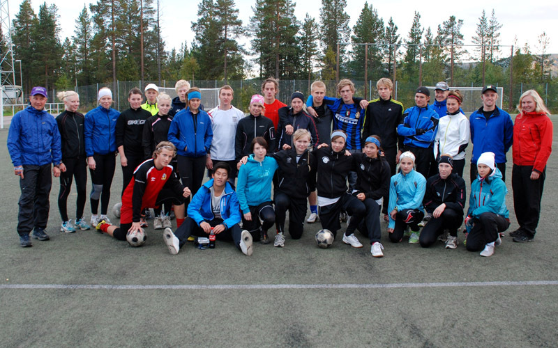Elever och tr&auml;nare fr&aring;n skidgymnasierna i G&auml;llivare och Voukatti. Foto: G&auml;llivare skidgymnasium