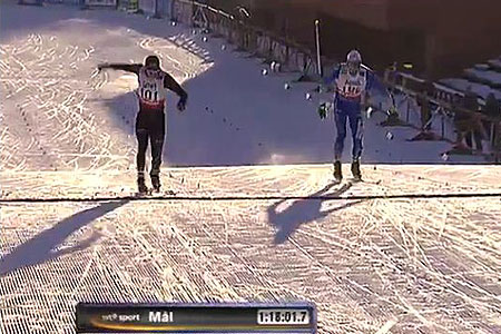 Marcus Hellner tog guldet men utmanades h&aring;rt av Daniel Richardsson p&aring; upploppet. FOTO: SVT.