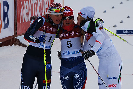 Medaljtrion kramar om varandra. FOTO: Johan Trygg.