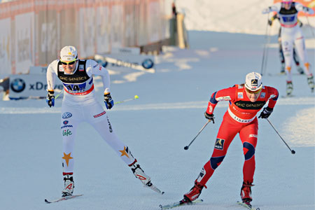 Falla passerar Ingemarsdotter och Pajala in som trea i bakgrunden. FOTO: Felgenhauer/NordicFocus.