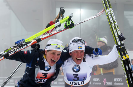 Ida Ingemarsdotter och Charlotte Kalla jublar efter VM-guldet i sprintstafett i Holmenkollen 2011. FOTO: NordicFocus.