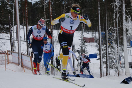 Jens Eriksson tuggar p&aring; f&ouml;re Teodor Peterson. FOTO: Johan Trygg.