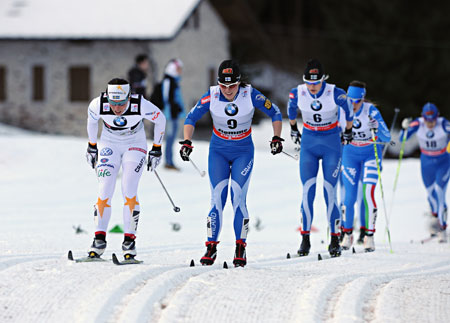 Charlotte Kalla f&ouml;re Krista Lahteenmaki och Anne Kyll&ouml;nen. FOTO: NordicFocus.