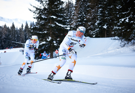 Charlotte Kalla &ouml;ser p&aring; f&ouml;re Lisa Larsen i Davos. FOTO: Felgenhauer/NordicFocus.