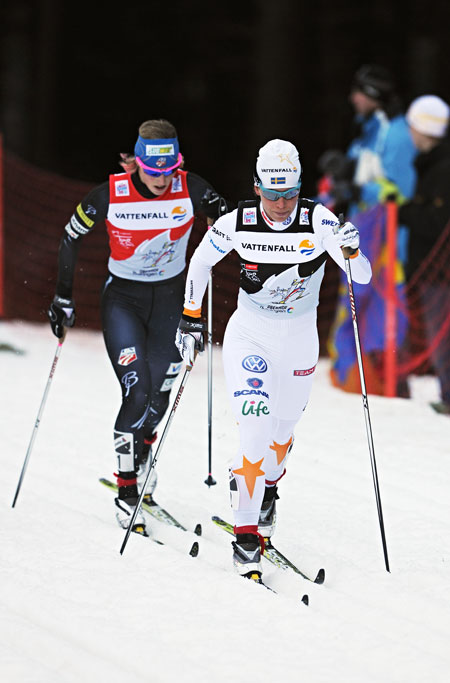 Charlotte Kalla k&auml;mpade p&aring; i l&ouml;ssn&ouml;n. H&auml;r f&ouml;re Kikkan Randall. FOTO: NordicFocus.