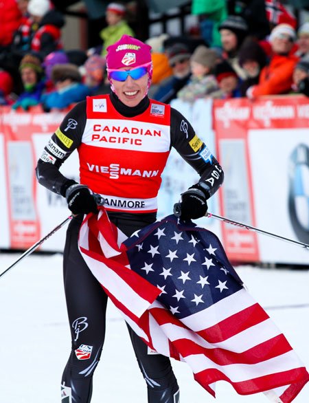 Kikkan firade med flaggan. FOTO: Roycroft/NordicFocus. 