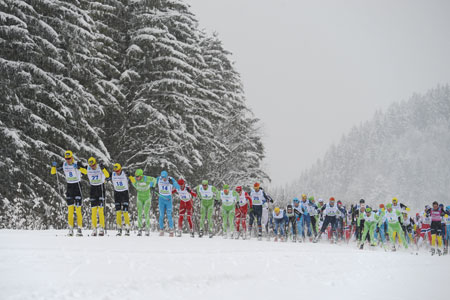 Det var en stor klunga under stor del av loppet i de sn&ouml;iga f&ouml;rh&aring;llanden som r&aring;dde. FOTO: Rauschendorfer/NordicFocus.